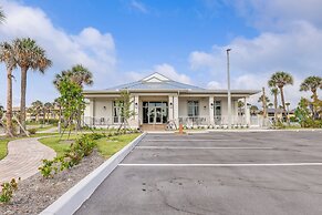 Fort Pierce Condo w/ Screened Porch: Walk to Beach