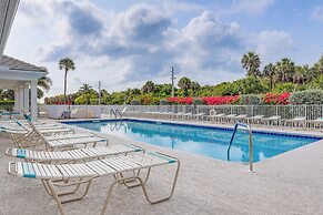 Fort Pierce Condo w/ Screened Porch: Walk to Beach