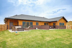 Red Lodge Home w/ Outdoor Kitchen & Fire Table!
