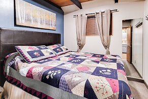 Island Park Cabin Getaway < 24 Mi to Yellowstone!