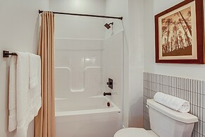 Downtown Grand Haven Condo - Walk to Boardwalk!