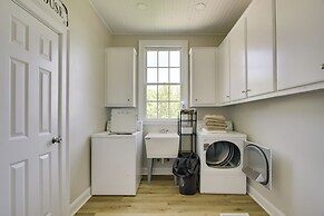 Spacious Countryside Getaway in Lexington w/ Deck!