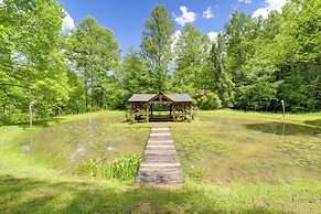 Hot Tub & Trail Access: Relaxing Marion Cabin