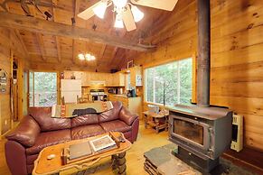 Hot Tub & Trail Access: Relaxing Marion Cabin