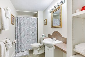 Cozy Frankfort Apartment Near Beaches & Downtown!