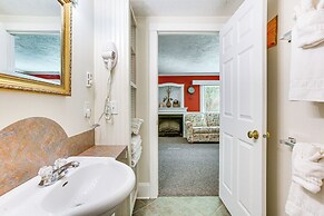 Cozy Frankfort Apartment Near Beaches & Downtown!