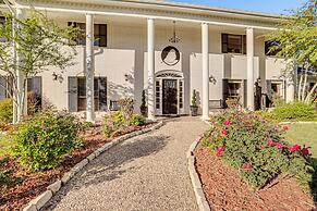 Spacious Madisonville Estate w/ Grill & Pond Views