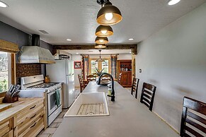 Luxury Moab Cabin: Views, Pool & Hot Tub Access!