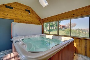 Luxury Moab Cabin: Views, Pool & Hot Tub Access!