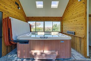 Luxury Moab Cabin: Views, Pool & Hot Tub Access!