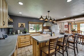 14 Mi to Main Street Moab: Cabin w/ Hot Tub Access