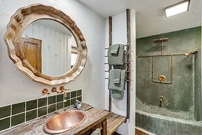 14 Mi to Main Street Moab: Cabin w/ Hot Tub Access