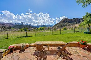 Luxury Moab Cabin: Views, Pool & Hot Tub Access!