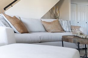 Spacious Pet Friendly 5BR with Pool In Glendale by RedAwning