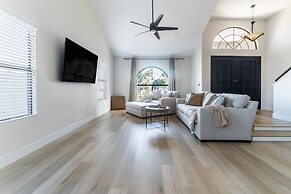 Spacious Pet Friendly 5BR with Pool In Glendale by RedAwning