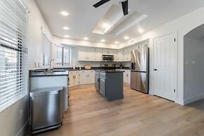 Spacious Pet Friendly 5BR with Pool In Glendale by RedAwning