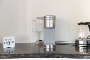 Spacious Pet Friendly 5BR with Pool In Glendale by RedAwning