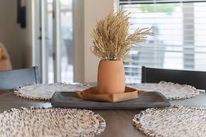 Spacious Pet Friendly 5BR with Pool In Glendale by RedAwning