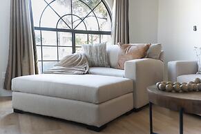 Spacious Pet Friendly 5BR with Pool In Glendale by RedAwning