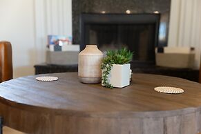 Spacious Pet Friendly 5BR with Pool In Glendale by RedAwning