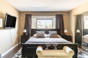 Covello 3 Br W/ Backyard North Hollywood 3 Bedroom Home by RedAwning