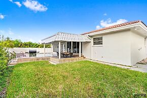 Modern 3br Pool Game Room 3 Bedroom Home by RedAwning