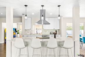 Modern 3br Pool Game Room 3 Bedroom Home by RedAwning