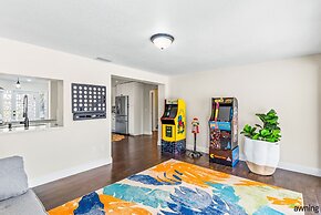 Modern 3br Pool Game Room 3 Bedroom Home by RedAwning
