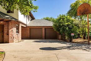 Fox Manor The Ultimate Fresno Getaway 5 Bedroom Home by RedAwning