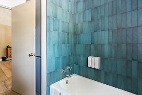 Fox Manor The Ultimate Fresno Getaway 5 Bedroom Home by RedAwning