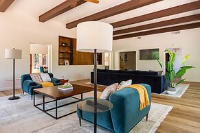 Fox Manor The Ultimate Fresno Getaway 5 Bedroom Home by RedAwning