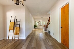 Fox Manor The Ultimate Fresno Getaway 5 Bedroom Home by RedAwning