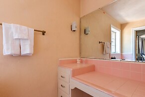 Fox Manor The Ultimate Fresno Getaway 5 Bedroom Home by RedAwning