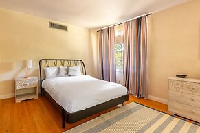 Fox Manor The Ultimate Fresno Getaway 5 Bedroom Home by RedAwning