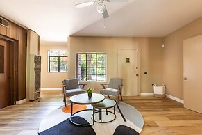 Fox Manor The Ultimate Fresno Getaway 5 Bedroom Home by RedAwning