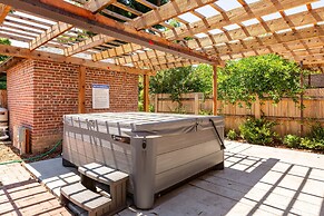 Fox Manor The Ultimate Fresno Getaway 5 Bedroom Home by RedAwning