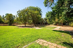 Fox Manor The Ultimate Fresno Getaway 5 Bedroom Home by RedAwning