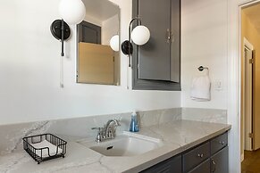 Fox Manor The Ultimate Fresno Getaway 5 Bedroom Home by RedAwning