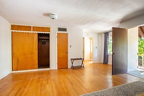 Fox Manor The Ultimate Fresno Getaway 5 Bedroom Home by RedAwning