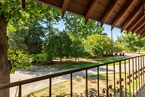 Fox Manor The Ultimate Fresno Getaway 5 Bedroom Home by RedAwning