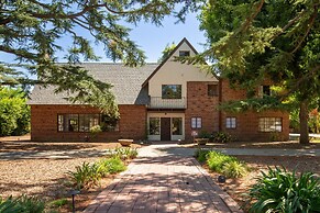 Fox Manor The Ultimate Fresno Getaway 5 Bedroom Home by RedAwning