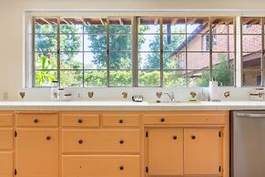 Fox Manor The Ultimate Fresno Getaway 5 Bedroom Home by RedAwning