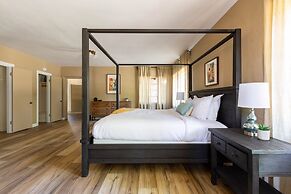 Fox Manor The Ultimate Fresno Getaway 5 Bedroom Home by RedAwning