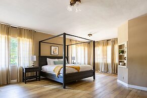 Fox Manor The Ultimate Fresno Getaway 5 Bedroom Home by RedAwning