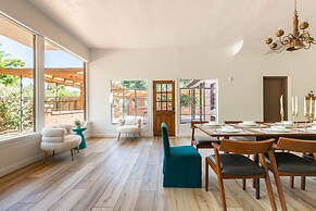 Fox Manor The Ultimate Fresno Getaway 5 Bedroom Home by RedAwning