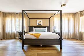 Fox Manor The Ultimate Fresno Getaway 5 Bedroom Home by RedAwning