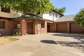 Fox Manor The Ultimate Fresno Getaway 5 Bedroom Home by RedAwning