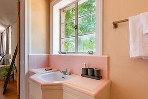 Fox Manor The Ultimate Fresno Getaway 5 Bedroom Home by RedAwning