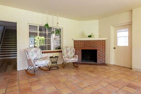 Fox Manor The Ultimate Fresno Getaway 5 Bedroom Home by RedAwning