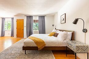 Fox Manor The Ultimate Fresno Getaway 5 Bedroom Home by RedAwning